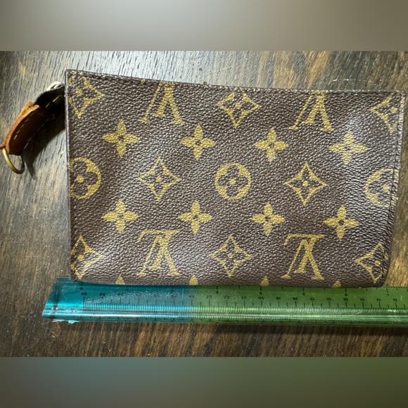 Louis Vuitton monogram pouch - Picture 15 of 16